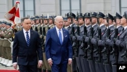美国总统拜登在华沙和波兰总统杜达出席欢迎仪式。(2022年3月26日)