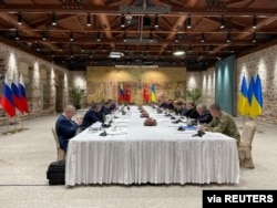 在俄军继续攻击乌克兰之际,乌克兰与俄罗斯两国的代表在伊斯坦布尔举行谈判。(2022年3月29日)