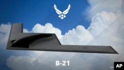 资料照:美国空军公布的一架最新亮相的远程战略轰炸机B-21的模拟图。