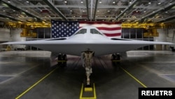 美国空军研发的高新科技远程战略轰炸机B-21“突袭者”在加州亮相。(2022年12月2日)