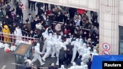 上海一小区居民为冲破封控与大白发生冲突。(2022年11月30日)