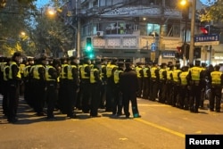 中国当局在上海市民举行抗议活动的乌鲁木齐路集结大量警力。(2022年11月27日)