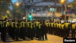 中国当局在上海市民举行抗议活动的乌鲁木齐路集结大量警力。(2022年11月27日)