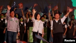 资料照:台湾总统蔡英文在台北举行的台湾九合一县市长地方选举竞选集会上向支持者挥手致意。(2022年11月12日)