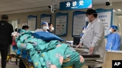 河北保定第二中心医院急诊室因已经满员而无法收住的一名病患。(2022年12月21日)