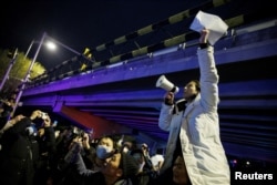 北京民众亮马桥下聚会抗议当局严厉的防疫政策。(2022年11月28日)