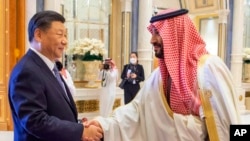 资料照:沙特阿拉伯王储及内阁首相穆罕默德·本·萨勒曼(右)在利雅得欢迎到访的中国领导人习近平。(2022年12月9号,)