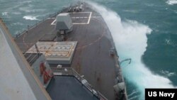 2022年1月5日,美国海军阿利伯克级导弹驱逐舰“钟云”号(DDG 93)航行通过台湾海峡。