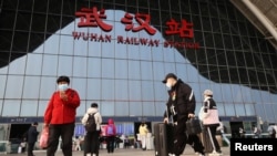 中国湖北武汉火车站外的旅客。(2022年12月10日)