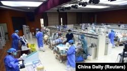 中国河北沧州一家医院特护病房的医护人员在医治新冠重症病人。(2023年1月11日)