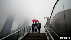 上海陆家嘴金融区的行人在雨中行走。(2022年12月9日)