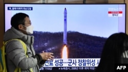 2022年12月31日,在首尔的一个火车站内,电视正在播放朝鲜导弹试验的画面。