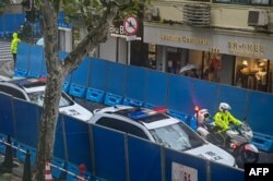 上海警察把守上海民众举行抗议活动的乌鲁木齐路。(2022年11月29日)