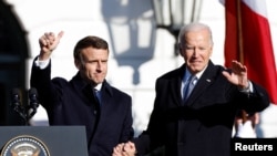 2022年12月1日,法国总统马克龙(Emmanuel Macron)和美国总统拜登在白宫南草坪上举行的国家元首到访正式欢迎仪式上手握手站在一起。拜登总统和马克龙总统在当天的闭门会谈中讨论的如何寻求结束俄乌冲突等问题.