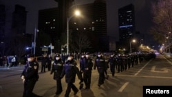 北京大批警察2022年11月28日抵达一个示威地点。(路透社)