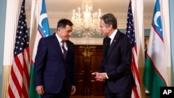 资料照:国务卿布林肯与乌兹别克斯坦外交部长弗拉基米尔·诺罗夫 (Vladimir Norov)在华盛顿美国国务院举行会晤。(2022年12月12日)