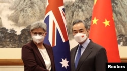 澳大利亚外长黄英贤2022年12月21日在北京会见中国外长王毅。(路透社转发)