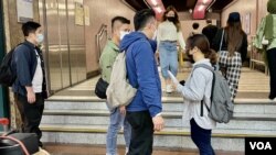 多名便衣警员在化名Anna的中国内地留学生结束维园举白纸示威后,跟踪她到铜锣湾地铁站出入口,要求Anna搭地铁离开 (美国之音/汤惠芸)