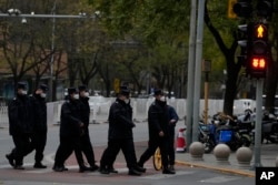 中国警察在北京市民11月27日晚间举行抗议活动的十字路口加强警力和巡逻。(2022年11月28日)