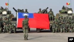 台湾士兵在高雄举行抗击中国军队入侵的军演前拍集体合照。(2023年1月11日)