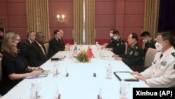 美国防长奥斯汀与中国防长魏凤和在柬埔寨暹粒举行会谈。(2022年11月22日)