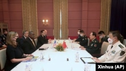 美国防长奥斯汀与中国防长魏凤和在柬埔寨暹粒举行会谈。(2022年11月22日)