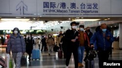 北京国际机场内的旅客形色匆匆。 (2022年12月27日)