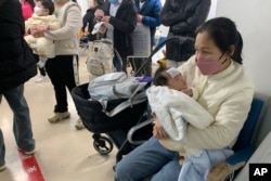 北京儿童医院里候诊的病孩和排队的市民。(2022年12月14日)