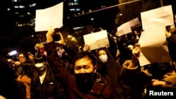 北京民众走上街头举起白纸游行抗议当局严厉的防疫封控措施。(2022年11月27日)