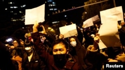 北京民众走上街头举起白纸游行抗议当局严厉的防疫封控措施。(2022年11月27日)