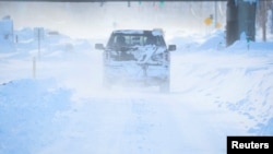 纽约州布法罗地区的民众在暴风雪中驾车行驶。(路透社2022年12月25日照片)