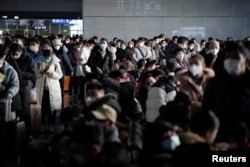 上海火车站里的春运人潮。(2023年1月16日)