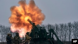 ЗСУ атакує російські сили під Бахмутом з артилерійської системи Піон. Фото зроблене 16 грудня. Фото: AP.