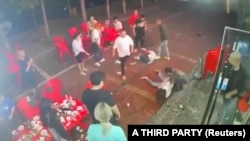 中国唐山烧烤店一群男子暴力围殴几名女子的视频截图。(2022年6月10日)