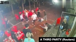 中国唐山一家烧烤店一群男子暴力围殴几名女子的视频截图。(2022年6月10日)