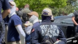 2022年6月11日,当局在爱达荷州“骄傲活动”现场附近逮捕白人至上主义组织“爱国者阵线”的成员。(美联社照片)