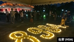 台北悼念六四晚会,现场点灯排出“8964”字型。(美国之音特约记者杨安拍摄)。