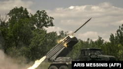 乌克兰部队使用美国提供的海马斯多管火箭系统(MLRS)向俄罗斯军队进行攻击。(资料照)