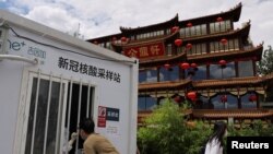一北京市民在一家餐馆前接受新冠核酸检测。(2022年6月16日)