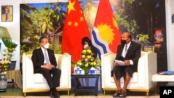 基里巴斯总统兼外长塔内希∙马茂(Taneti Maamau)2022年5月27日在该国的塔拉瓦地区会见到访的中国外长王毅。本照片由新华社发布,美联社提供。