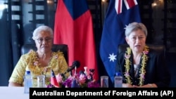 澳大利亚外交部长黄英贤在太平洋岛国萨摩亚与萨摩亚总理马塔阿法举行联合记者会。(2022年6月2日)
