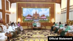 နိုင်ငံတော် စီမံအုပ်ချုပ်ရေးကောင်စီဥက္ကဋ္ဌ ဗိုလ်ချုပ်မှူးကြီးမင်းအောင်လှိုင်နဲ့အဖွဲ့ ရခိုင်ပြည်လွတ်မြောက်ရေးပါတီ ALP ဒုတိယဥက္ကဋ္ဌ ဒေါ်စောမြရာဇာလင်းဦးဆောင်အဖွဲ့နဲ့ ငြိမ်းချမ်းရေးဆွေးနွေး (ဇွန် ၁၃၊ ၂၀၂၂/ဓာတ်ပုံ-တပ်မတော်သတင်းမှန်ပြန်ကြားရေး)