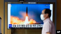 资料照片:韩国首尔一个火车站的电视屏幕正在播放朝鲜发射导弹的新闻(2022年6月5日)