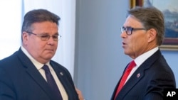 Міністр енергетики США Рік Перрі (праворуч) спілкується з міністром закордонних справ Литви Лінасом Лінкявічусом на форумі у Вільнюсі, 7 жовтня 2019 року