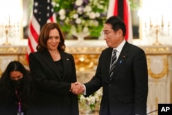 美国副总统哈里斯在东京参加前首相安倍晋三国葬期间与日本首相岸田文雄举行会晤。(2022年9月26日)