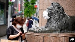 资料照 - 2022年8月30日,日本东京银座购物区一个百货店外的景色。