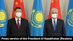 中国国家主席习近平和哈萨克斯坦总统托卡耶夫在哈萨克斯坦首都努尔苏丹会晤时合影。(2022年9月14日)