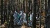 Ексгумація тіл людей, які загинули під час російської окупації міста Ізюм на Харківщині. Україна, вересень 2022 року