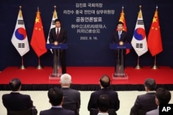 中共中央政治局委员、中国全国人大常委会委员长栗战书与韩国国会议长金振杓在首尔出席记者会。(2022年9月16日)