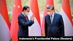 中国领导人习近平在北京会晤到访的印度尼西亚总统佐科∙维多多。(2022年7月26日)